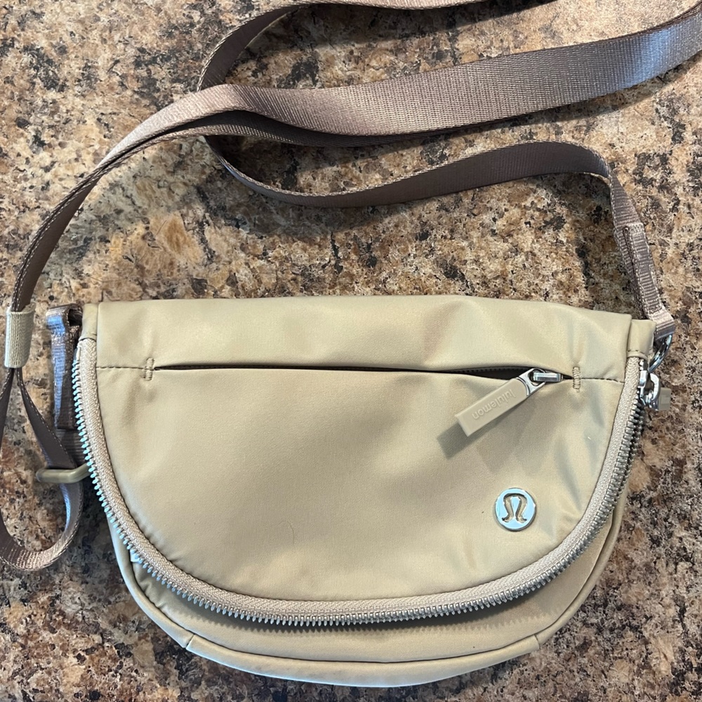 Lululemon Micro Festival Bag 2L in Khaki